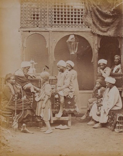 Ägyptische Familie in einem Innenhof, 1893 von English Photographer